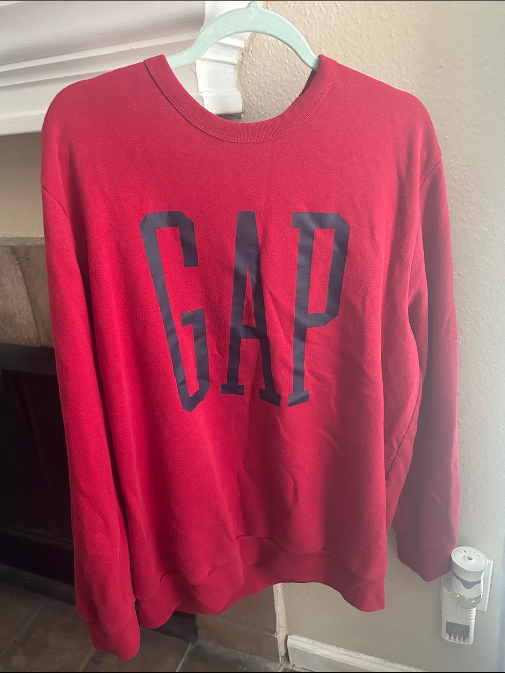 GAP RED CREWNECK